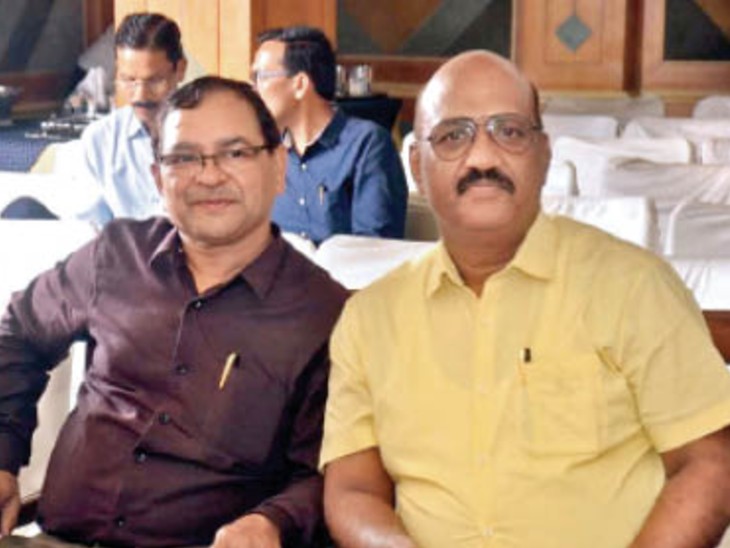 एके राठौर (पीली शर्ट में), जिनका निधन हो गया, तो परिहार (बाएं) ने नौकरी छोड़ने का आवेदन दे दिया। - Dainik Bhaskar