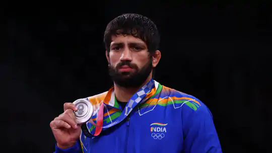 सिल्वर मे़डल के साथ रवि दहिया।