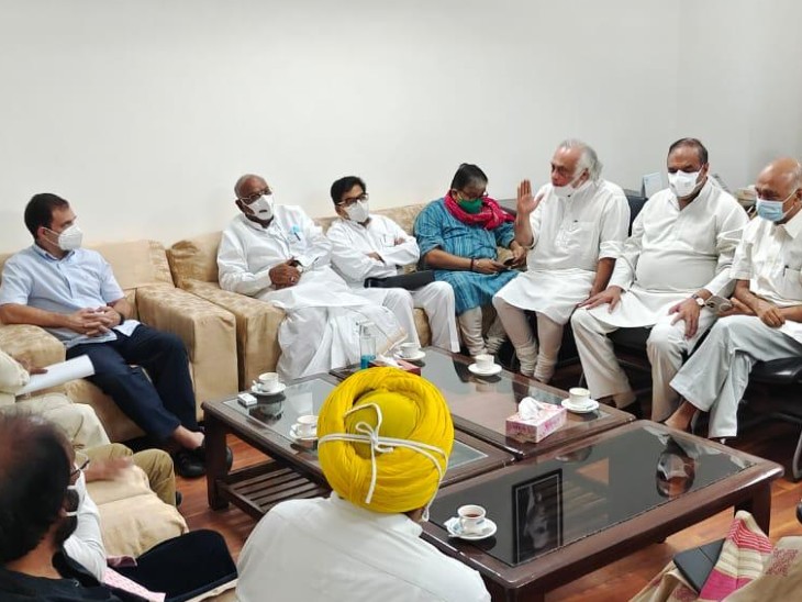 आज की कार्यवाही शुरू होने से पहले कांग्रेस के सीनियर नेता मल्लिकार्जुन खड़के के ऑफिस में विपक्षी दलों ने बैठक की। इस दौरान राहुल गांधी भी मौजूद रहे।