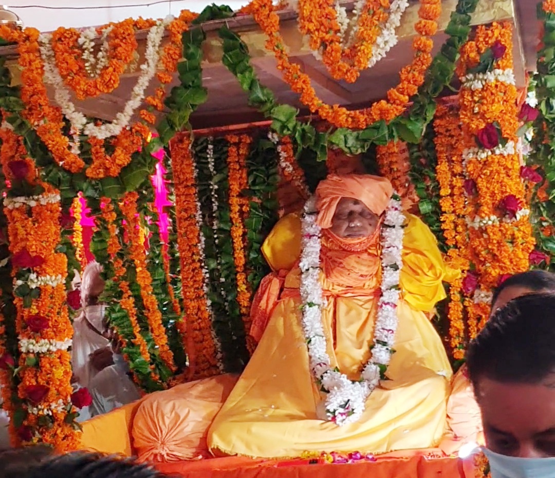 अंतिम यात्रा पर महंत किशोरपुरी महाराज।