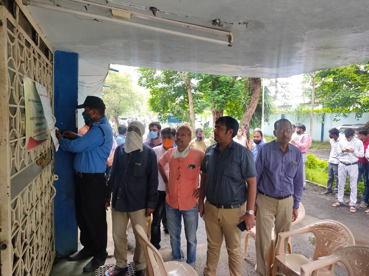 बिजली कर्मियों दफ्तर में अधिकारी-कर्मचारियों ने
ऑफिस के दरवाजे में ताला जड़, विरोध जताया। - Dainik Bhaskar