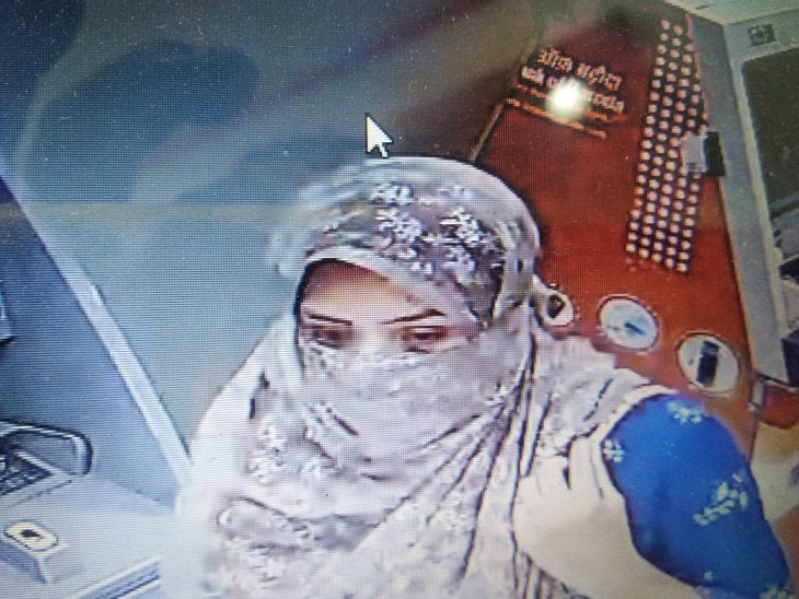 एटीएम से रुपए निकालते हुए लैडी स्टैफिनिया