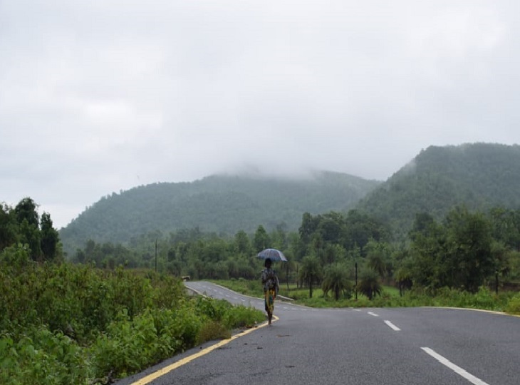 मौसम वैज्ञानिकों के अनुसार,आज बस्तर के कई इलाकों में हल्की से मध्यम बारिश हो सकती है।