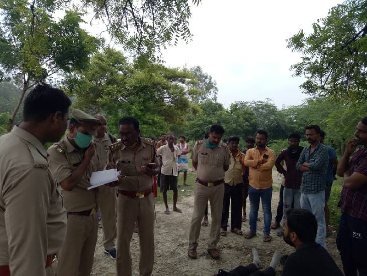 घटना स्थल पर पड़ताल करती पुलिस टीम।