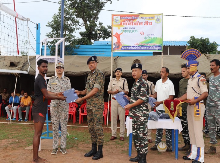 इसमें सरेंडर नक्सली भी शामिल हुए।