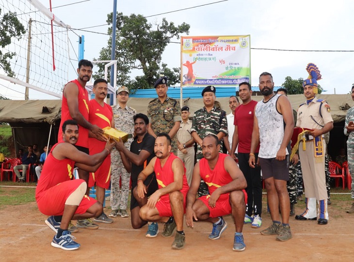 ग्रामीणों व पूर्व नक्सलियों ने अफसरों से कहा कि इस तरह के खेलों का आयोजन हमेशा होते रहना चाहिए।