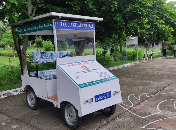 Rajasthan Engineering Students Prepared Four Seater Car At Cost Of 75 Thousand In Alwar | जब धूप नहीं होगी तो बैट्री से चलेगी, एक चार्ज में दौड़ेगी 100KM; 5 महीने में स्टूडेंट्स ने की तैयार - Vimarsana News