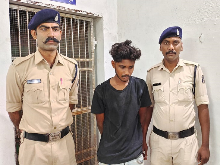 पुलिस की गिरफ्त में 18 साल का दिनबंधु सफा।