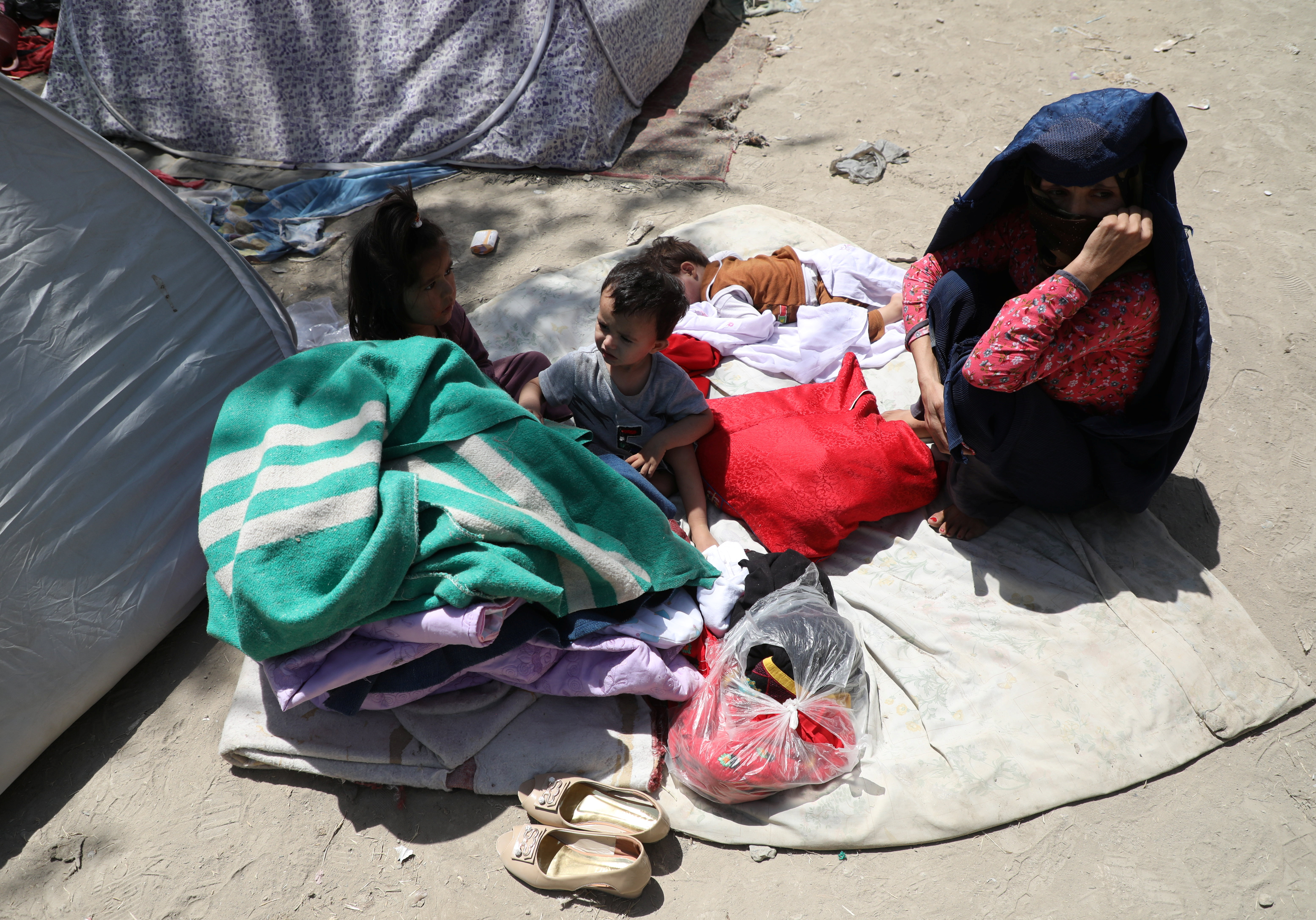 अफगानिस्तान में तालिबान के मजबूत होने का सबसे बुरा असर महिलाओं और बच्चों पर पड़ा है। इन्हें इस तरह सड़कों पर दिन गुजारने पड़ रहे हैं।