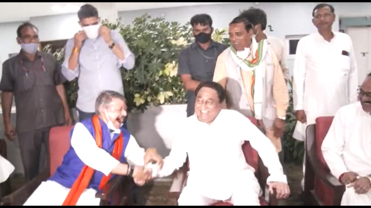 भुट्टा पार्टी के दौरान कमलनाथ और विजयवर्गीय ने भी खूब ठहाके लगाए।