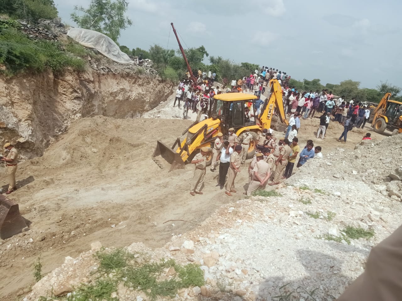 हादसे के बाद मौके पर भीड़ लग गई है। रेस्क्यू ऑपरेशन जारी है।