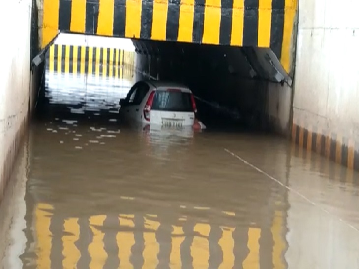 बुधवार सुबह इस तरह से एक कार अंदर डूब गई थी।