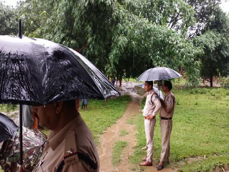 बारिश के बीच रेस्क्यू कराती सोहागी पुलिस।