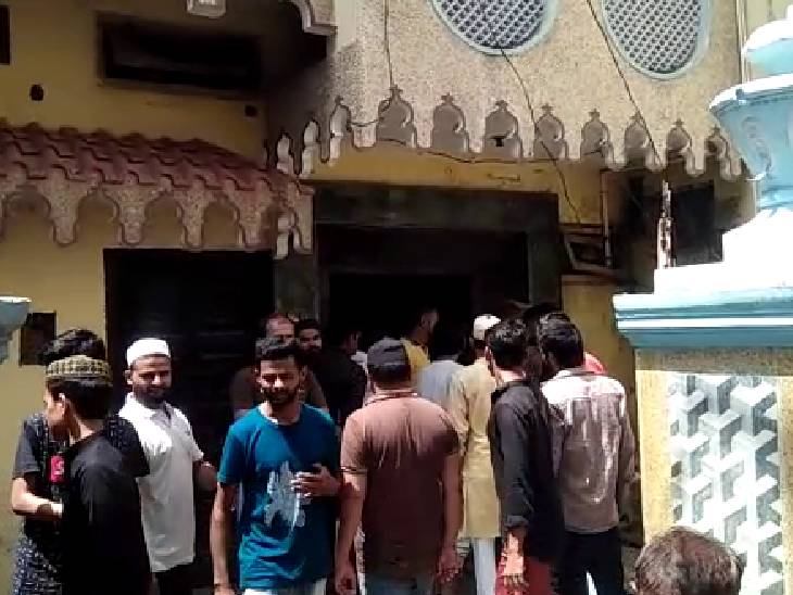 धमाके बाद घर पर लोगों की भीड़ लग गई।