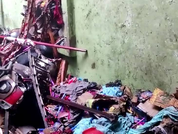 घटनास्थल पर बिखरे मिले पटाखे।
