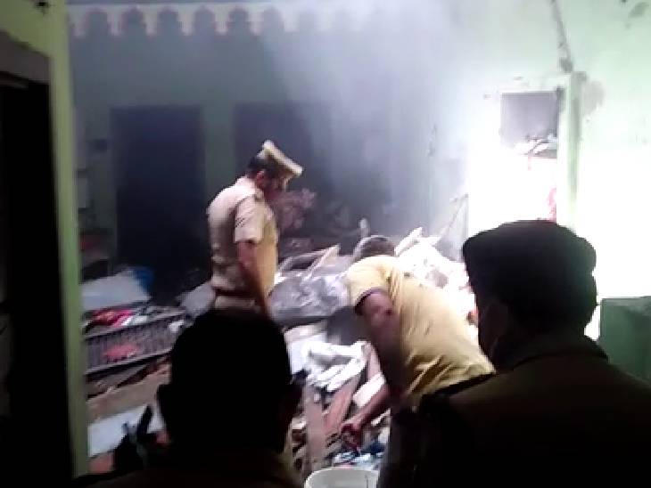 पुलिस ने घटनास्थल पर जांच पड़ताल की।