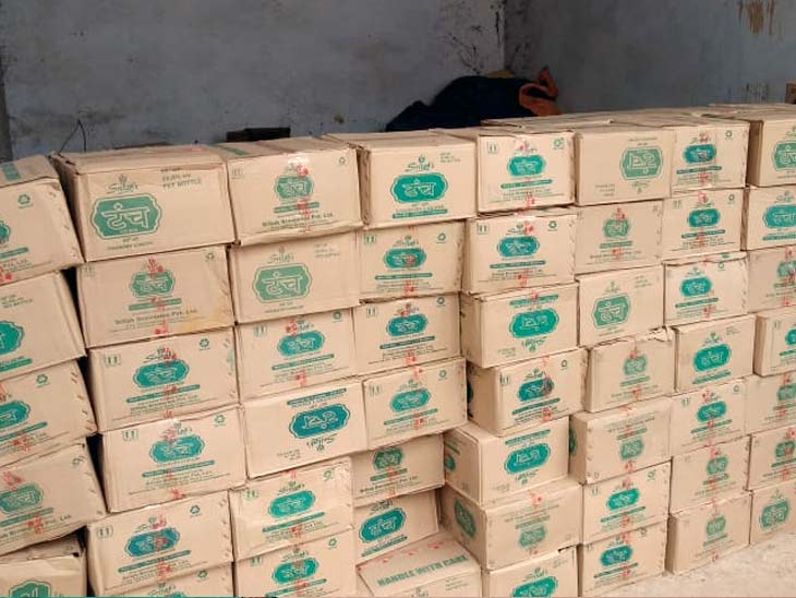 जब्त की गई शराब की पेटियां।