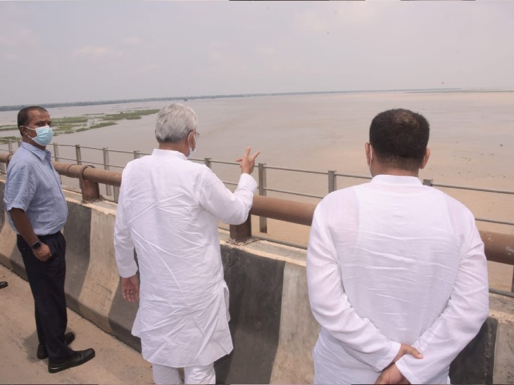 पटना में बाढ़ के खतरे को लेकर निरीक्षण कर रहे हैं सीएम नीतीश।