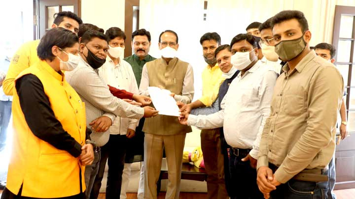 बुधवार को मध्यप्रदेश कोचिंग ऑनर्स एसोसिएशन के पदाधिकारियों ने मुख्यमंत्री से मुलाकात की थी। उन्होंने मुख्यमंत्री को ज्ञापन भी सौंपा था। इसके बाद भोपाल कलेक्टर ने आदेश जारी कर दिए। - Dainik Bhaskar