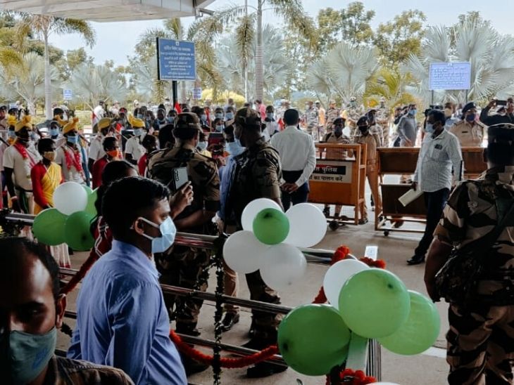एयरपोर्ट पर सुबह से ही लोगों का आना शुरू हो गया था।