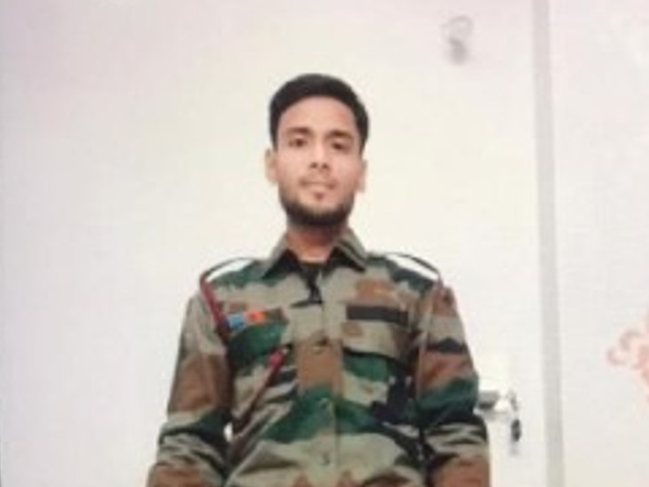 वर्दी की फोटो चैटिंग में शेयर करता था युवक।