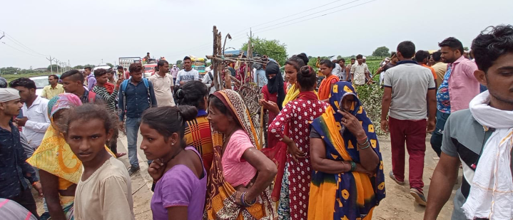 जाम लगाते ग्रामीण