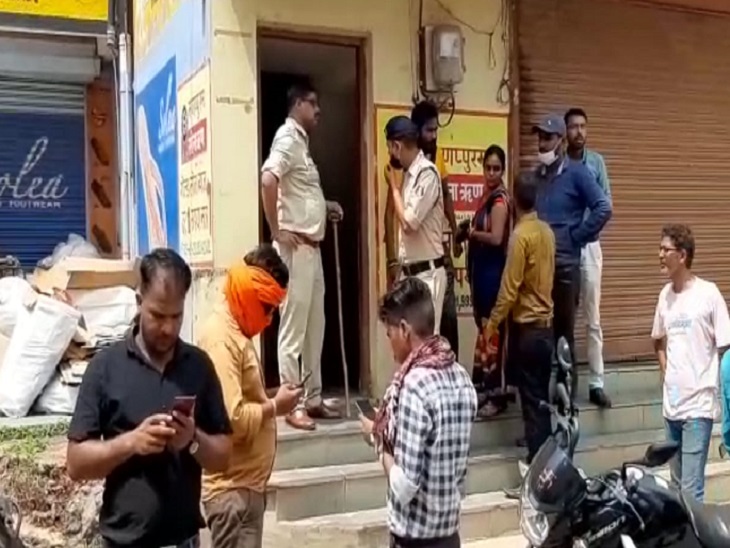 मौके पर भारी पुलिस व आम लोगों मौजूद रहे।