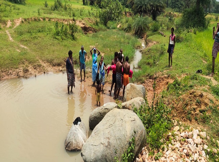 ग्रामीणों का आरोप है कि जब शव को वापस गांव ले जाने के लिए अस्पताल प्रबंधन से वाहन की मांग की गई तो उन्हें अपनी खुद की व्यवस्था से शव ले जाने कहा।