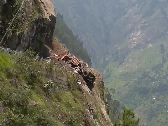 चट्टानें गिरने से कई वाहन मलबे में दब गए तो कुछ पहाड़ी पर लटक गए। मलबे में दबी बस का अभी तक पता नहीं चल पाया है। बस में 25 लोग सवार थे।