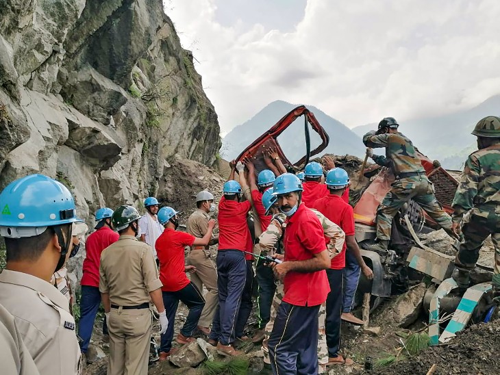 जिस जगह लैंडस्लाइड हुआ वहां ITBP के जवान मलबा हटाकर लोगों को तलाश रहे हैं।