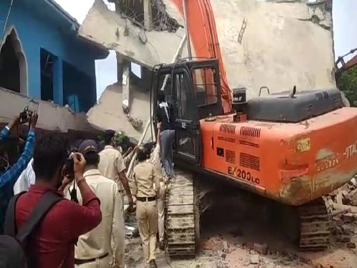 कब्जेदार की बेटी हंगामा करते हुए।