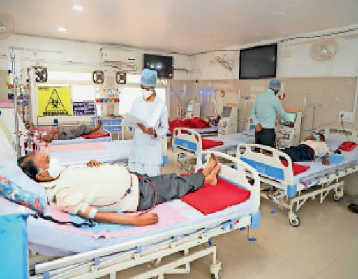 अस्पताल में उपचार करवाते मरीज। - Dainik Bhaskar