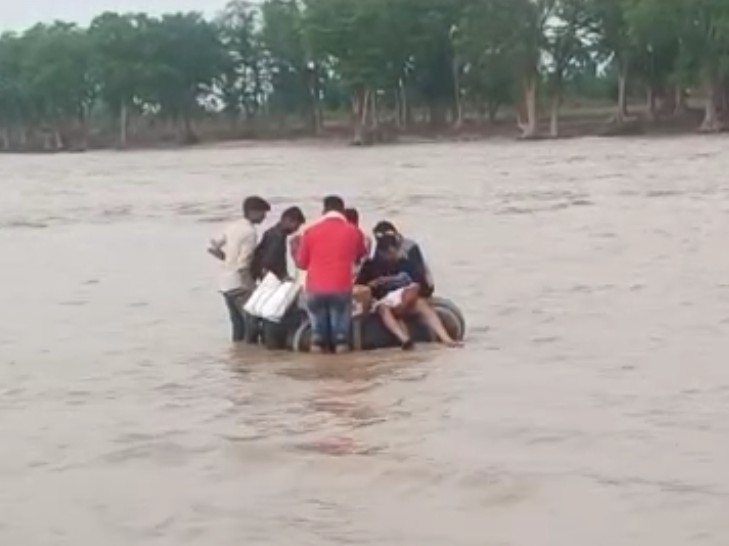 पुलिस को देखकर ये लोग पानी में ही रास्ता बदल लेते हैं।