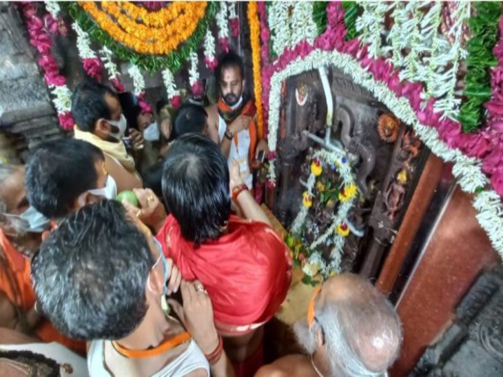 श्री नागचंद्रेश्वर की प्रतिमा का पूजन किया गया।