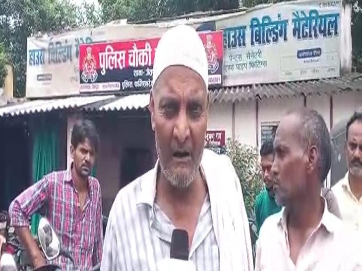चौकाघाट पुलिस चौकी पहुंचे मोहम्मद कामिल के पिता बिलाल अहमद और परिवार के अन्य लोग।