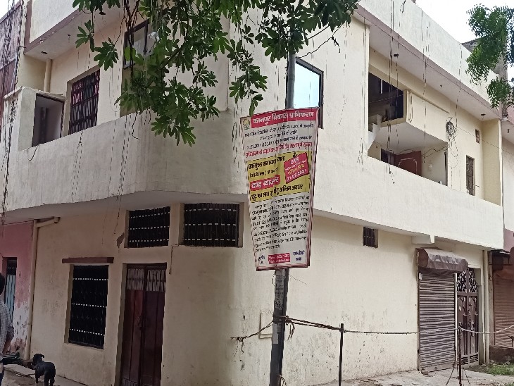 एसआईटी ने गोविंद नगर थानाक्षेत्र के दबौली स्थित इसी मकान की करने पहुंची थी जांच, इस मकान में दो सिखों की हुई थी नृशंस हत्या - Dainik Bhaskar