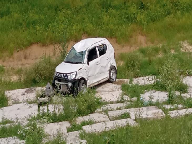 65 फुट ऊंचाई से गिरने के बाद क्षतिग्रस्त कार