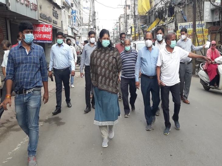 अफसरों के साथ निगम आयुक्त ने किया पैदल दौरा - Dainik Bhaskar