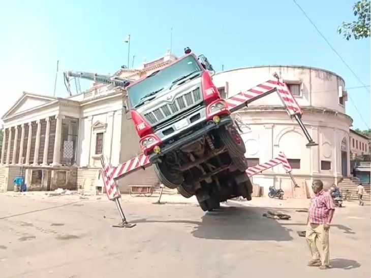 जैक टूटने से इस तरह खड़ी हो गई क्रेन और ट्रॉली पर चढ़े कर्मचारी नीचे गिरे। - Dainik Bhaskar