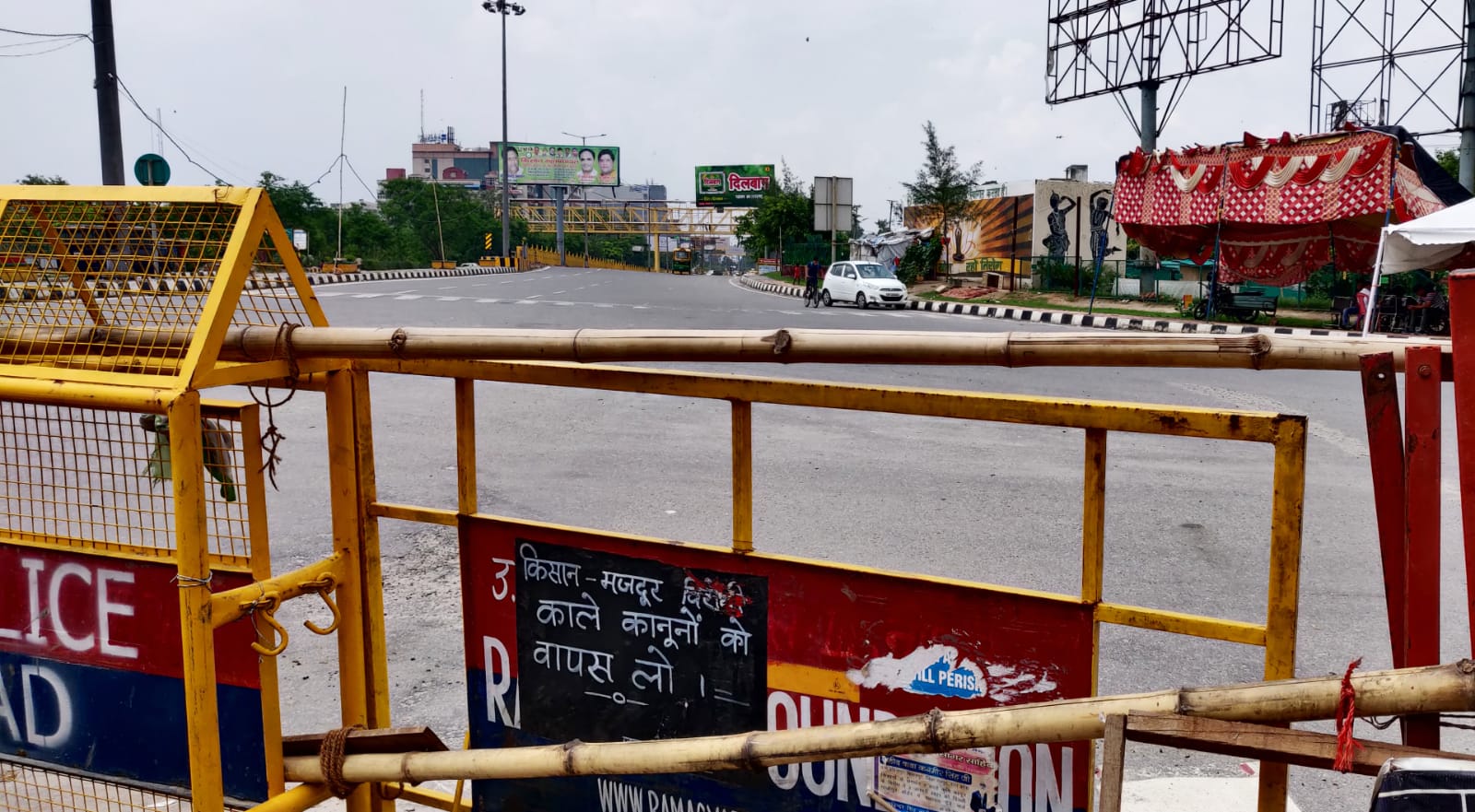 गाजीपुर बॉर्डर की तरफ आने वाले कई रास्ते पहले से बंद चल रहे हैं।