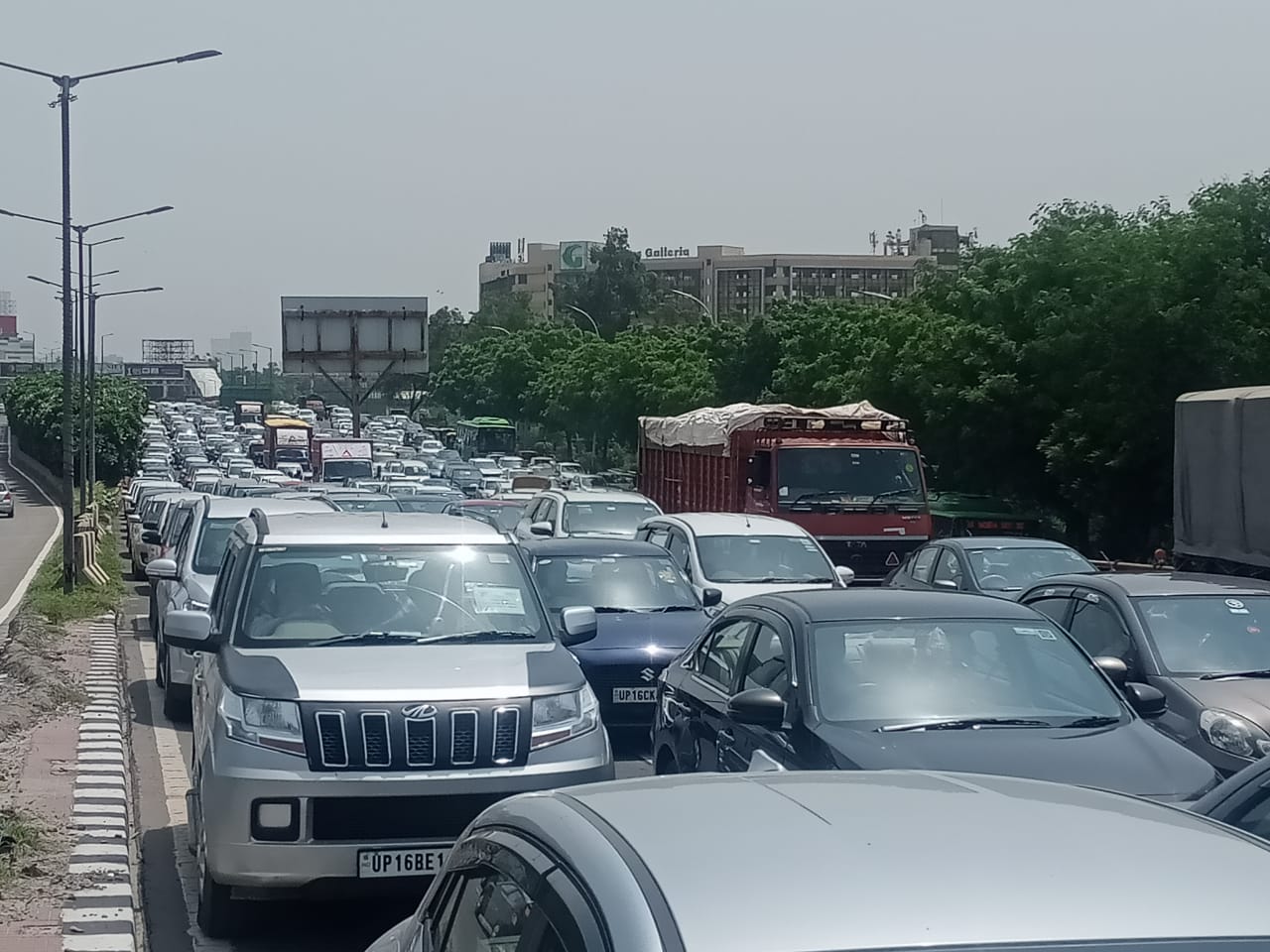 नोएडा-ग्रेटर नोएडा एक्सप्रेस-वे पर शुक्रवार को भी दिनभर जाम लगा था।