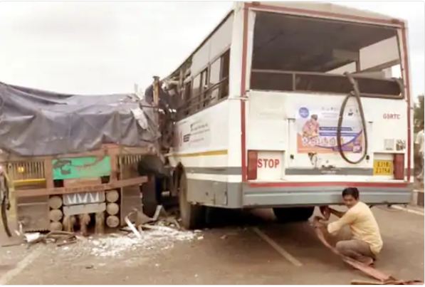 इंदौर से अहमदाबाद आ रही इस बस में करीब 40 यात्री सवार थे।