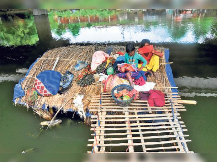 पटना में पानी भरने से लोगों की जिंदगी कुछ इस तरह से गुजर रही है। राजधानी के इस हालात ने राज्य सरकार पर सवाल खड़े किए हैं।
