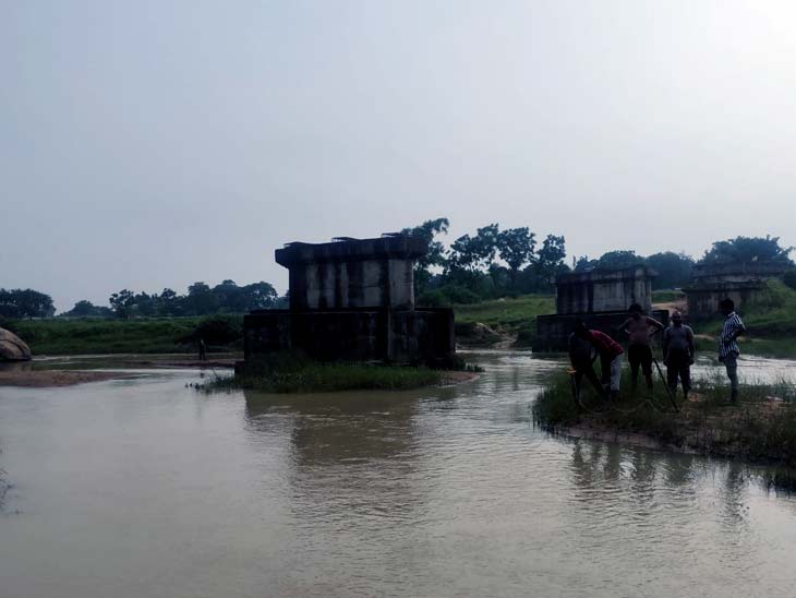 2007-08 में नदी में खंभा खड़ा किया गया था, लेकिन कास्टिंग से पहले जांच के बाद पुल निर्माण का काम रोक दिया गया था.