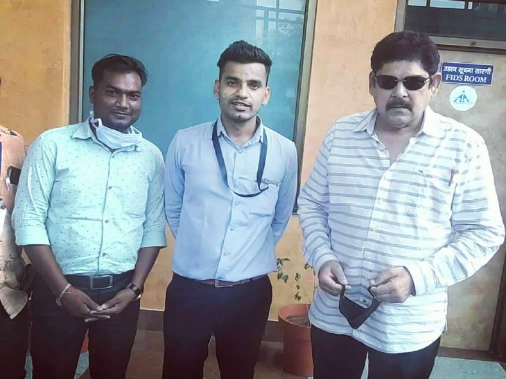 Actor Pankaj Dheer posing for a picture with fans.