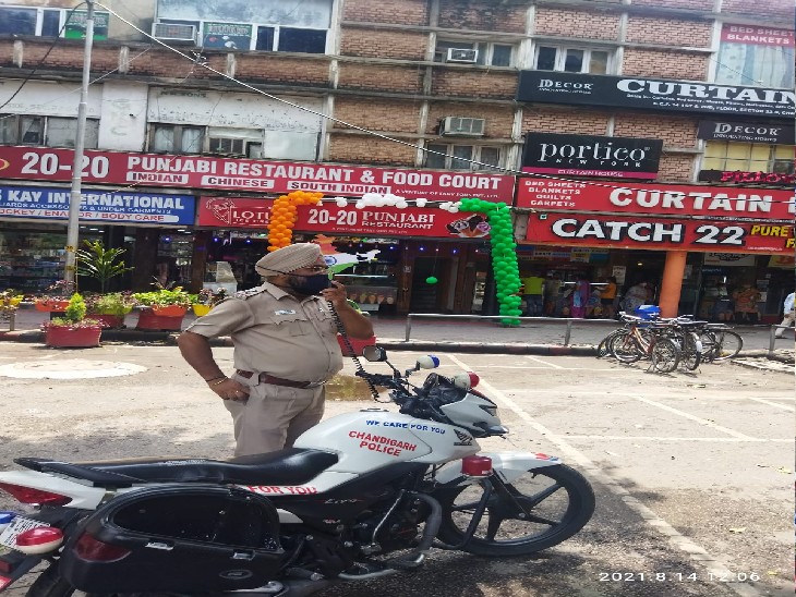 सेक्टर-22 में अनाउंसमेंट करते सब इंस्पेक्टर अवतार सिंह।