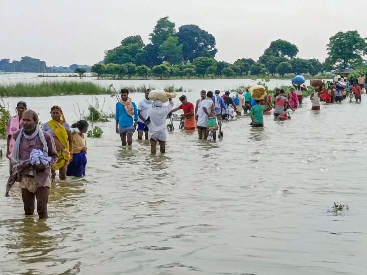 यह तस्वीर बिहार के मानेर की है। यहां भारी बारिश और बाढ़ की वजह से सड़कें पानी में डूब गई हैं। लोगों को आने-जाने में काफी दिक्कत हो रही है। - Dainik Bhaskar