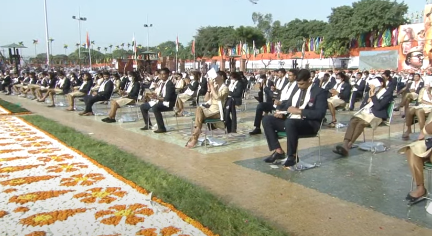 टोक्यो ओलिंपिक में भाग लेकर लौटे खिलाड़ी भी लाल किले पर कार्यक्रम के दौरान मौजूद रहे।