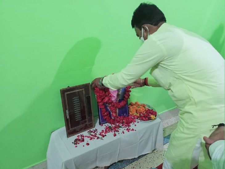 शहीद के चित्र पर श्रृद्धासुमन अर्पित करते हुए प्रभारी मंत्री