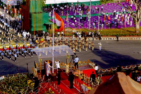 लाल किले पर प्रधानमंत्री नरेंद्र मोदी ने झंडा वंदन किया।